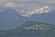 85 Dal Canto Basso zoom su Miraglo con , sullo sfondo, l'Alben